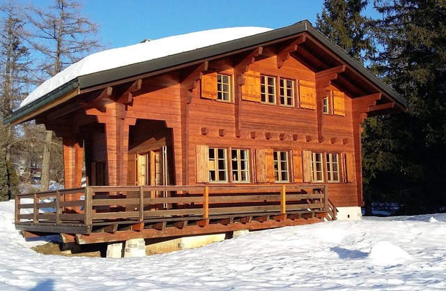 Chalet all in wood, nature, crazy charm, 1.5 km from Crans Montana.