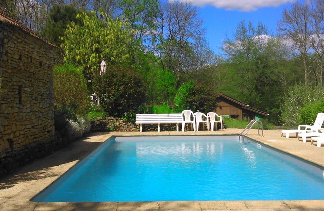 Chalet for 5 (1 large adult bedroom + children's sleeping area on mezzanine) - swimming pool