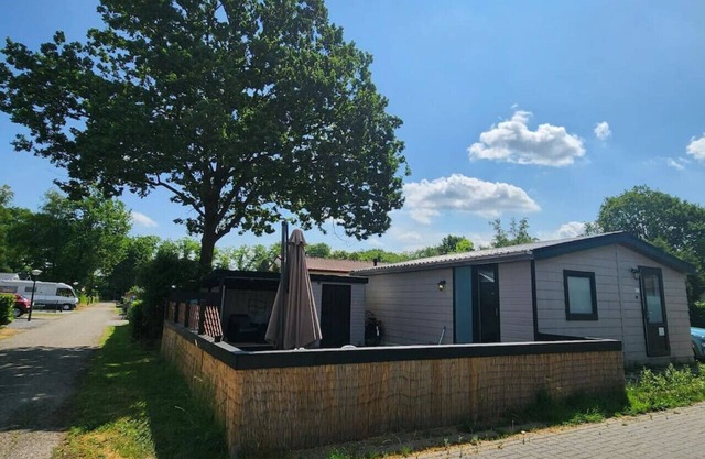Chalet in green area ~ Garden ~ Walk to Lake