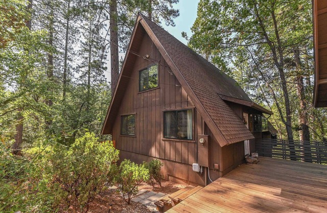 Chalet in Stanislaus National Forrest near Murphys w/privacy and canyon views