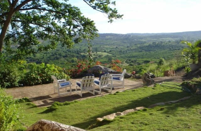 Chalet in the mountains, 3 suites, pool, beautiful view, great weather and farm environment