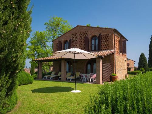 Chalet in Tuscany with Pool and Scenic Views