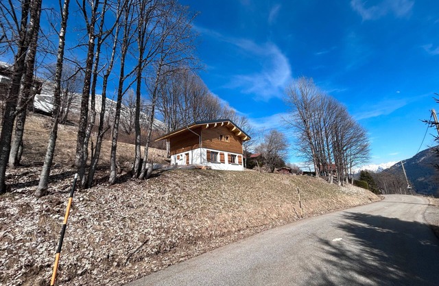 Chalet "Le Petit Ranch" with Mountain View and Private Garden