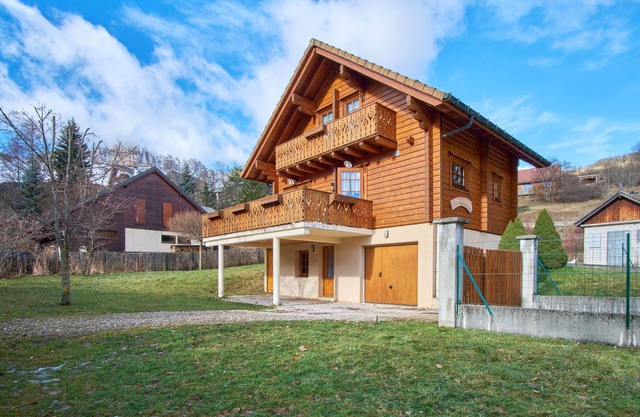 Chalet 'Le Serac' with Mountain View, Private Terrace and Wi-Fi