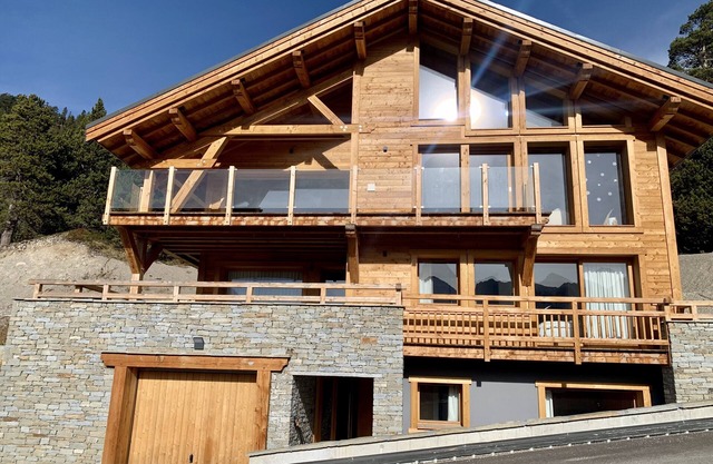 CHALET NAÏGA, new, design, panoramic view and SPA, 15p, village.