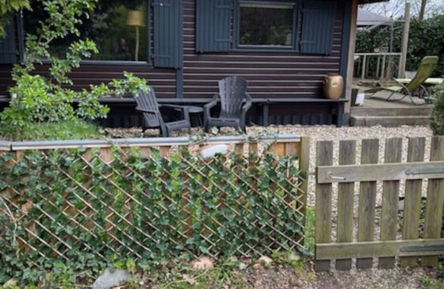Chalet on park with private water in Hoevelaken