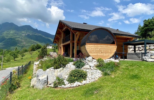 Chalet with Mountain Views, Jacuzzi and Sauna