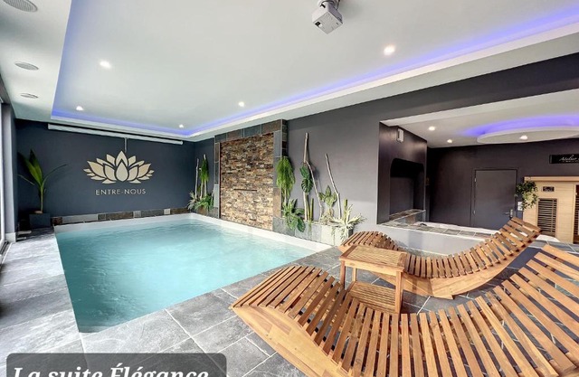 Chambre avec spa, piscine et sauna privatif