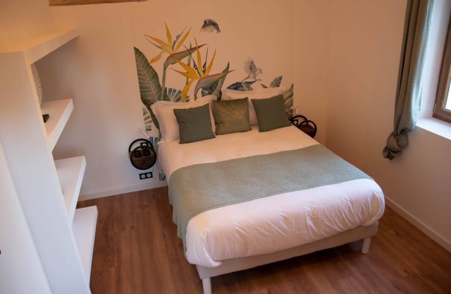 Chambre d'hôtes with swimming pool, jacuzzi, sauna and working in the vineyards