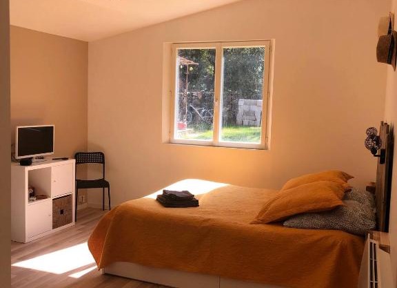 Chambre privée avec vue et piscine