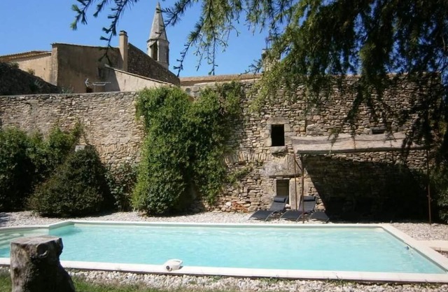 Character house, Mas du 17è,quiet,private pool 9x4,5m,air-conditioned,near Uzes