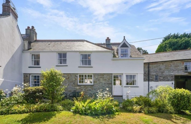 Characterful Cottage in Penryn, Private Parking