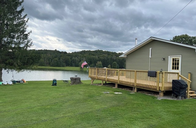 CHARLIES LAKEFRONT COTTAGE. Newly renovated 3 bedroom/kitchen/bath cottage.