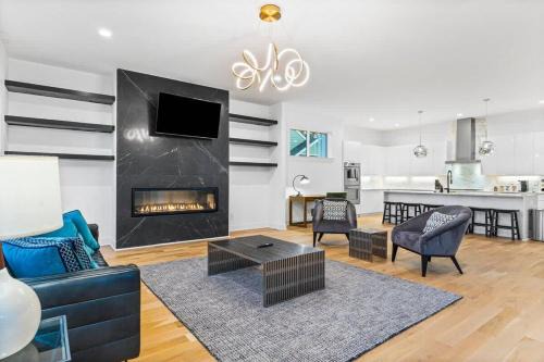 Charlotte's Modern Luxe Home - Your Stylish Haven