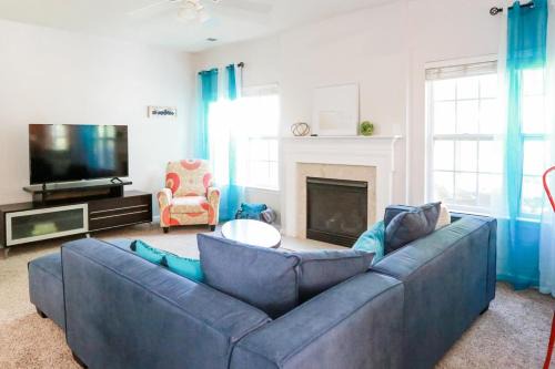 Charlotte Sanctuary Comfortable and Convenient, Fenced, Sleeps 11