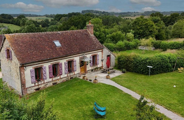 Charming Rural Villa with Large Garden, Modern Amenities, and Scenic Surroundings