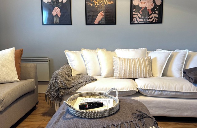 Charm on Forster – Great for Groups & Pet Lovers