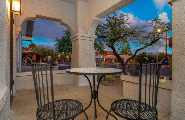 Charmer/1 BR 1 BA/3 Blocks from U of A /Sleep 3