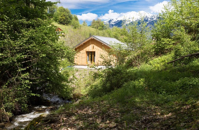 Charming chalet for 2 next to a trout stream with mountain views