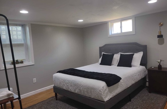 Charming 1-bedroom apartment-20 minutes from the Hamptons! 10 minutes from beach