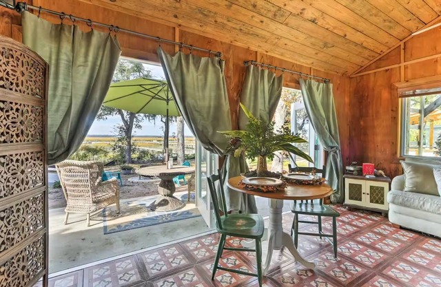 Charming 1-bedroom chalet, Outdoor Shower TOO! Near Savannah