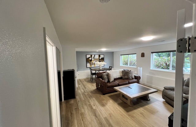 Charming 1-bedroom downstairs unit/suite with living room and AC in Marysville