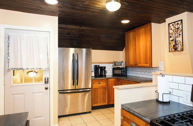 Charming 1-bedroom loft in Burlington with Treetop Views