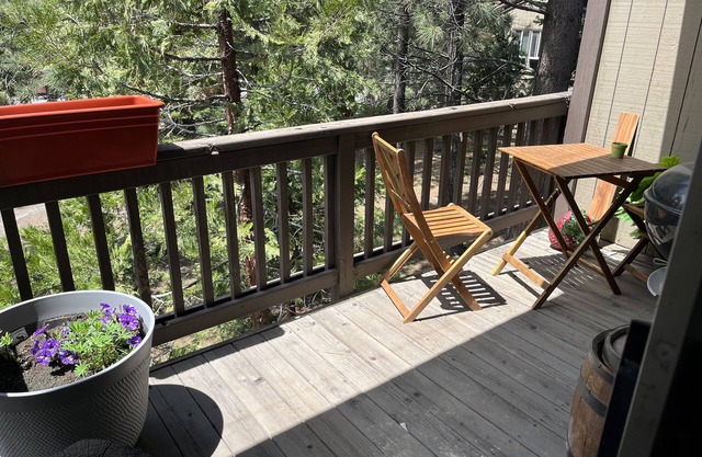 Charming 1-bedroom townhome in welcoming Tahoe City with WiFi
