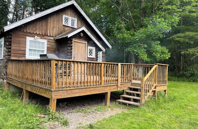 Charming 1-bedroom cottage with WiFi, AC in enchanting Kenoza Lake area.