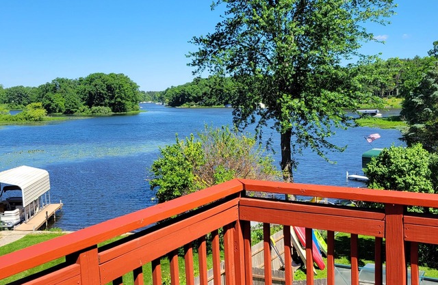 Charming 1450sqft Upstairs duplex on lobdell lk with amazing sunset views.