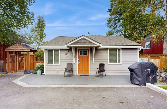 Charming 1BR w/pull-out sofa and smart TV - dog friendly