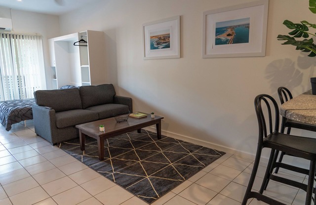 Charming 2 Apartments in delightful Islington with AC, Balcony & Wifi.
