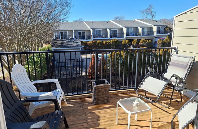 Charming 2-BD Townhome, POOL, SLEEPS 6 - short walk to town, beach & boardwalk