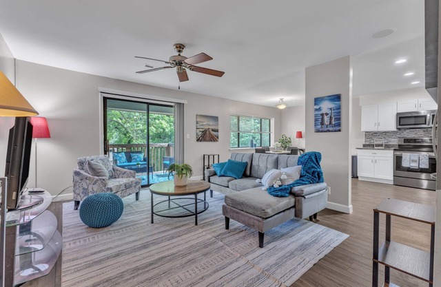 Charming 2-bed 2-bath Apartment with WiFi, AC in lovely North Hills, Raleigh