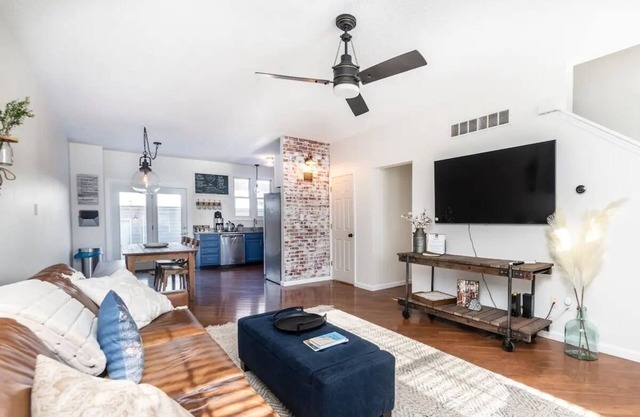 Charming 2-Bed Brownstone in The Heart of New Town