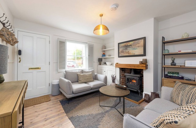 Charming 2 Bed Cottage - within the city walls- FREE parking - garden