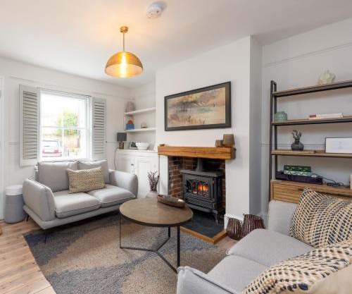 Charming 2 Bed Cottage - within city walls - free parking- garden