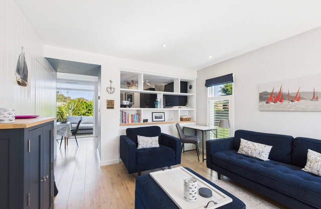 Charming 2-Bed Family Cottage Your West Bay Retreat