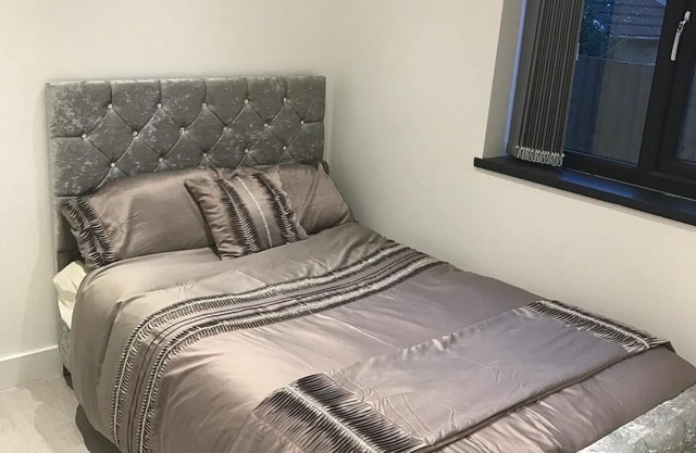 Charming 2-Bed Flat in Swansea