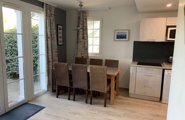 Charming 2-Bed House with Terrace Near Beach and Golf