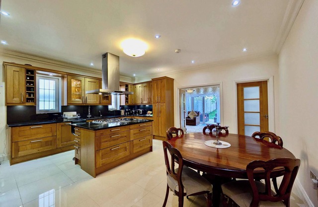 Charming 2-Bedroom Home in London