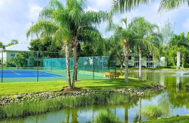 Charming 2-bedroom condo in delightful Bonita Springs with AC, laundry, internet