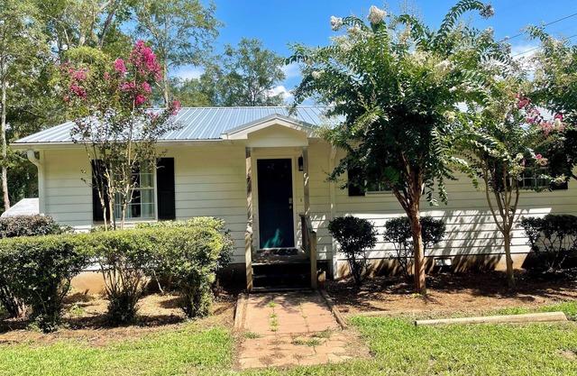 Charming 2-bedroom lakeside apartment with access to beautiful Lake Sinclair.