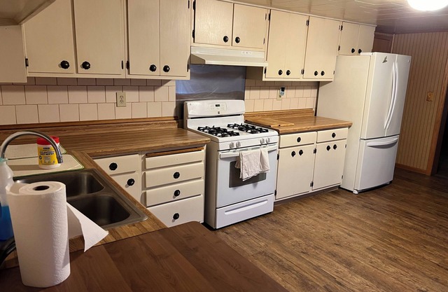 Charming 2-bedroom 1 bathroom house with WiFi, AC in pleasant Barnes, WI