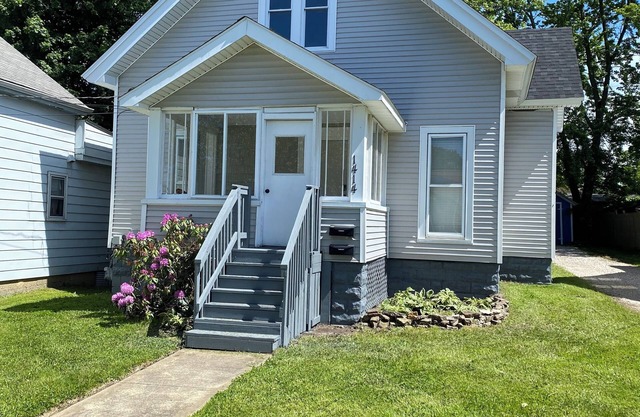 Charming 2-bedroom apartment with AC, WiFi, in The Historic Ashtabula Harbor