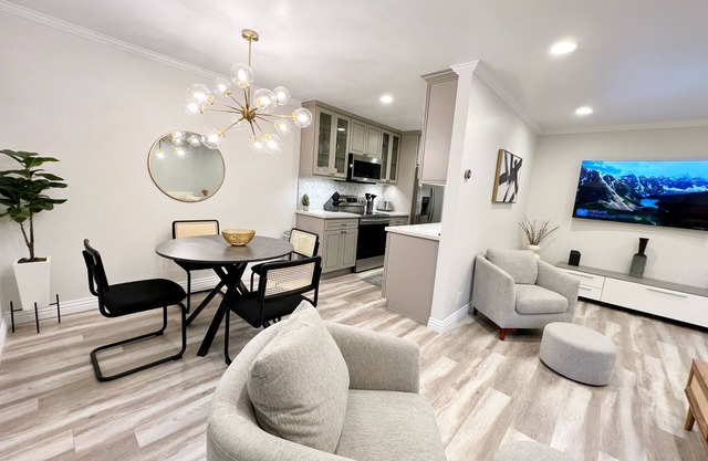 Charming 2-bedroom apartment in Sunnyvale with Pool View!