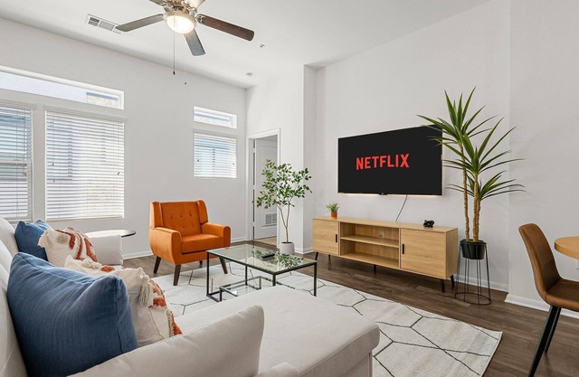 Charming 2-bedroom apartment with AC, Pool, Gym - Close to Airport and Downtown