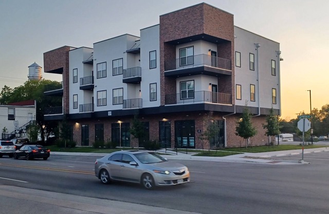 Charming 2-Bedroom Apartment in Downtown Manor