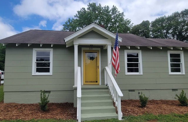 Charming 2-bedroom bungalow in lovely Greenville, Downtown