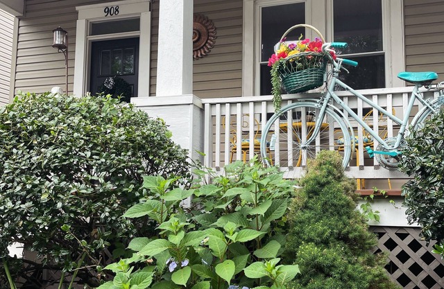 Charming 2-bedroom cottage with fenced yard pet friendly!